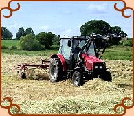 Traktorfahren für Kinder Traktor im Feld beim Heumachen